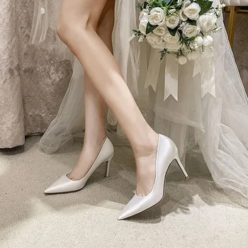 2023 Женские туфли-лодочки на высоком каблуке с мелким острым носком, Роскошные атласные модельные туфли, Темпераментные свадебные туфли на шпильке 9 см для новобрачных.